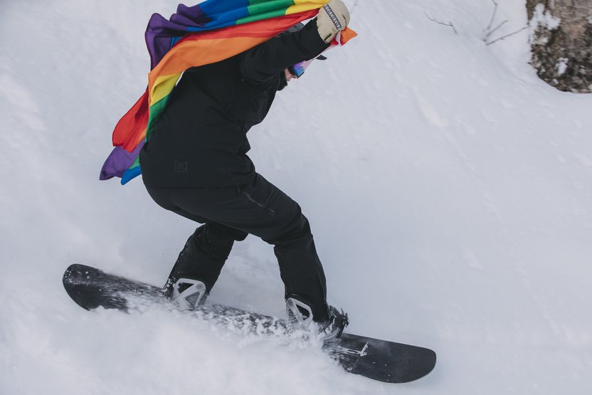 Burtonガイドで私たちの仲間の一人であるブリジットは、フラッグを持って滑ることはイベントの醍醐味であり楽しく解放的だったそうです