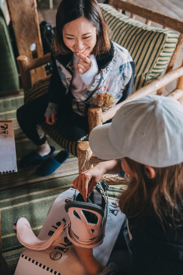 Burton Rider Round Table Women Checking Out Binding