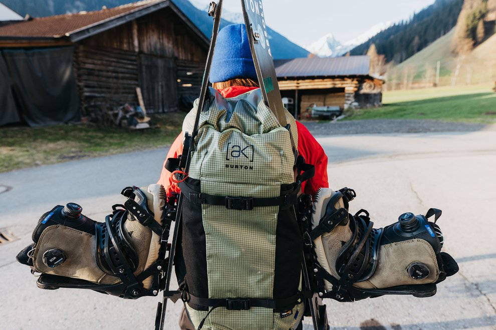 Équipement complet de Jesse Dawson avec sac à dos AK Burton et boots de snowboard Burton