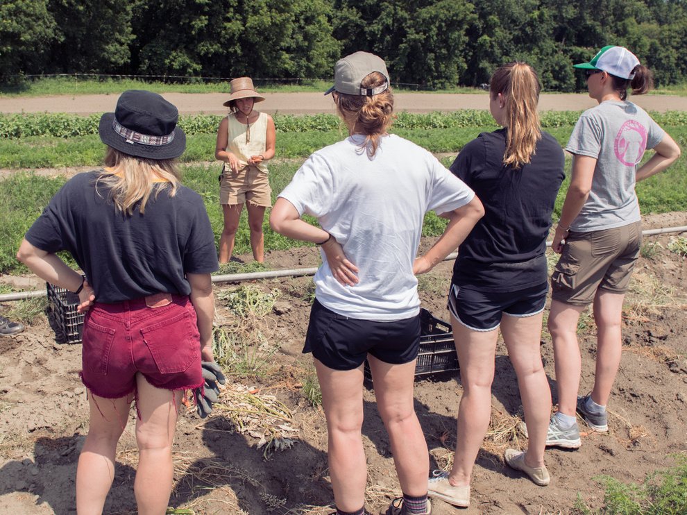 group learning about gleaning