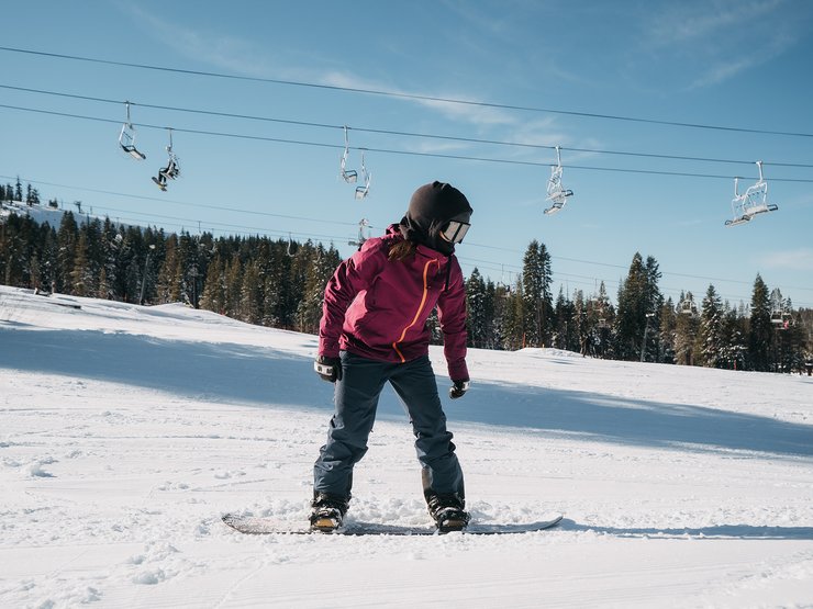 1) Ausgangsposition ist ein aufrechter und mittiger Stand auf dem Snowboard.