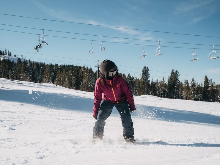 5) Lande mit beiden Füßen gleichzeitig, sodass dein Board parallel zum Schnee aufsetzt. Kommst du zu hart auf der Nose oder dem Tail auf verlierst du leicht das Gleichgewicht und deine Knie werden erneut gestaucht (wie eine Feder), um die Landung abzufedern.