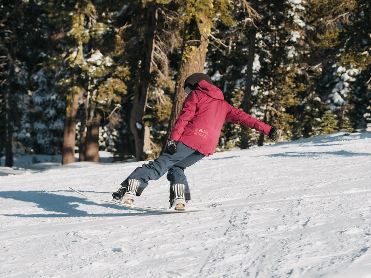 2) Nimm jetzt langsam Gewicht vom vorderen Fuß und die Nose deines Boards hebt sich von selbst aus dem Schnee.