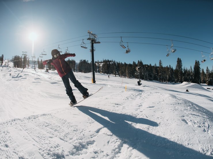 3) Wenn die Nose deines Snowboards den Rand des Kickers verlässt, mach einen Ollie und ziehe deine Knie zum Brustkorb. Dies sorgt in der Luft für Stabilität.