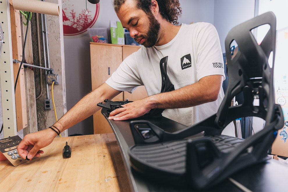 how-do-burton-step-on-bindings-work-mounting.jpg
