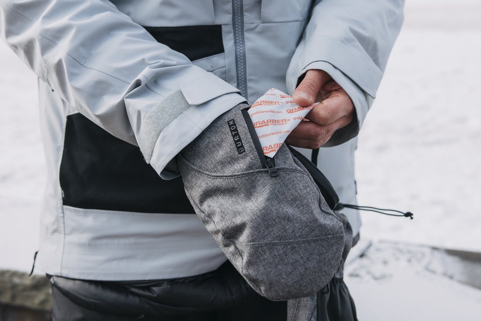 snowboarding-gloves-hand-warmers.jpg